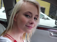 Roztomilá školačka a šukačka v autě