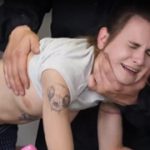 Česká holka kradla šampóny v obchodě, za trest je znásilněná!