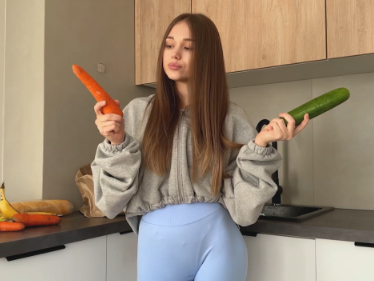 Holka v legínách neví, mrkev, okurka nebo čurák do píči?