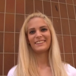 Rychlý prachy – roztomilá blondýnka má nádherné oči!