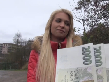 Rychlý prachy – sympatická blondýnka ukáže kozy za 8 tisíc