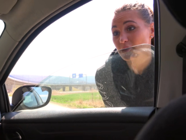 České porno – prosím, můžete mi pomoct? Došel mi benzin..