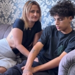 Nadržená mamina sahá mladému klukovi mezi nohy