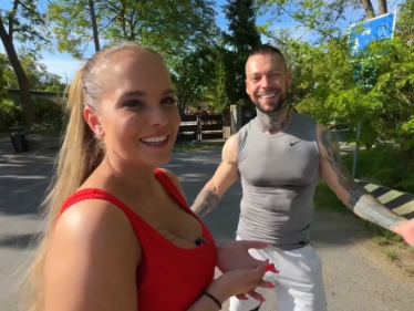 BangVan – pohledný svalovec mu opíchá ženu v karavanu