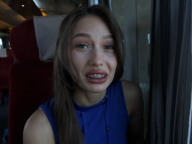 Pozve domů holku z vlaku, pojď ke mě a vylížu ti píču!