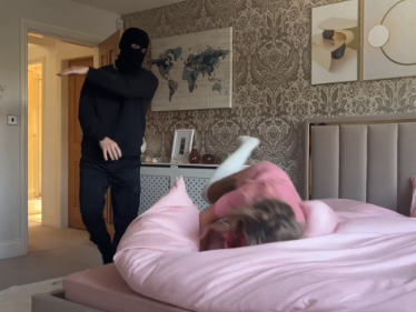 Zloděj v kukle znásilní holku u ní doma během loupeže