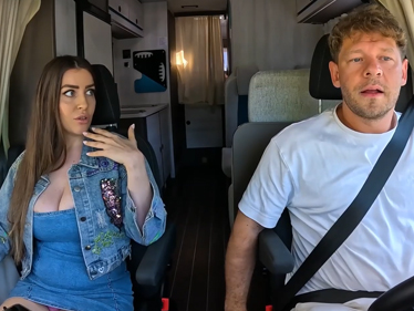 BangVan – nabídka kariéry pro mladou blonďatou vlogerku