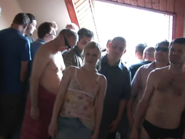 Czech Gang Bang 2 – Česká holčina rozkuchaná penisy!
