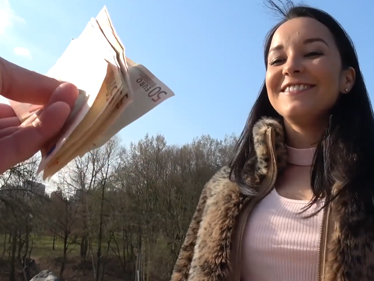 Rychlý prachy – černovlasá milfka a opakovaný orgamus