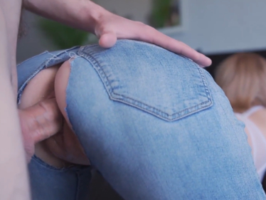 Džíny roztrhané na sračky ale on má dobré podmínky na průnik