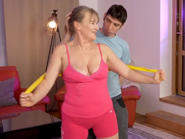 České porno – babka chytla druhý dech a ošukala opraváře