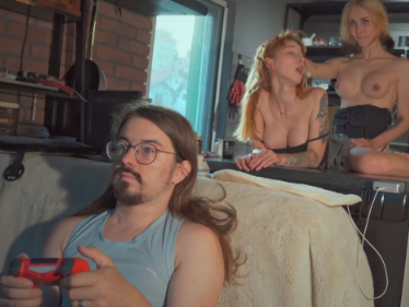 Trans kámoška šuká jeho ségru, zatímco on hraje hry