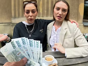 Lesbičky v hospodě – co holky udělají za rychlý prachy?