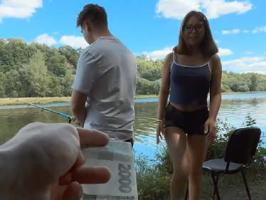České porno – šukala s cizím ve stanu zatím co přítel rybařil
