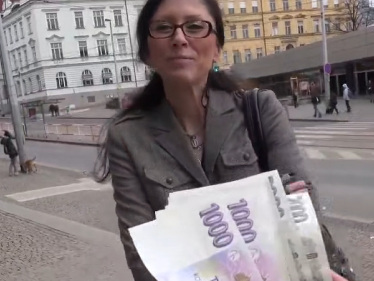Czech Streets 92 – česká milfka fasuje čuráka na veřejnosti
